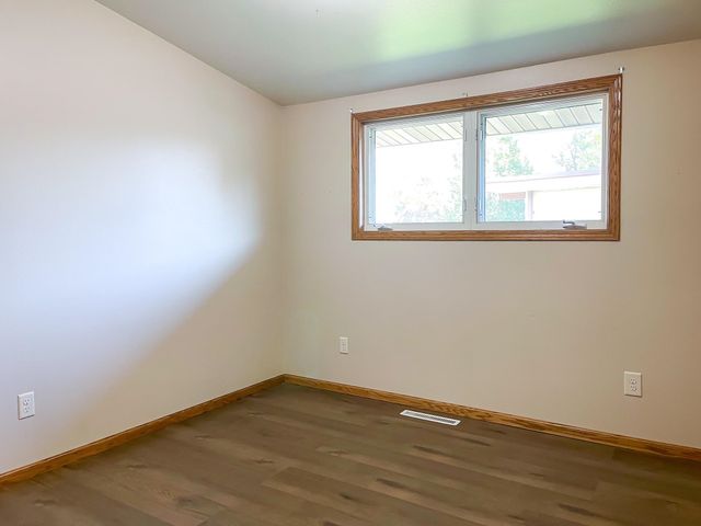 145 26th St SW, Minot, ND 58701