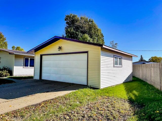 145 26th St SW, Minot, ND 58701