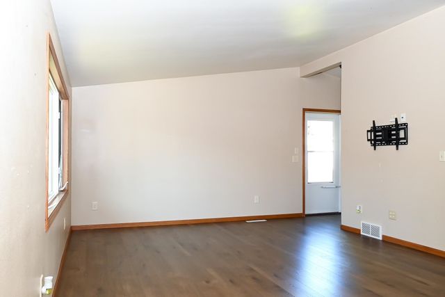 145 26th St SW, Minot, ND 58701