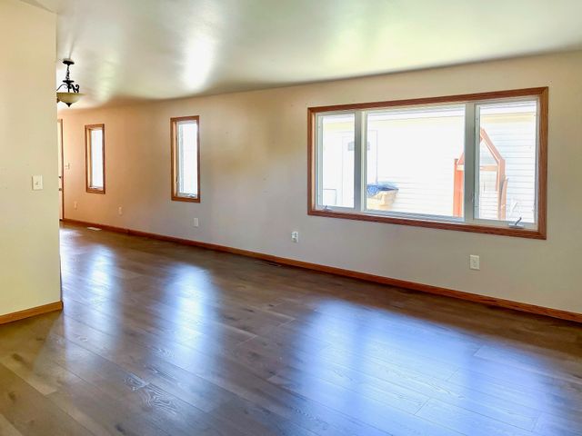 145 26th St SW, Minot, ND 58701