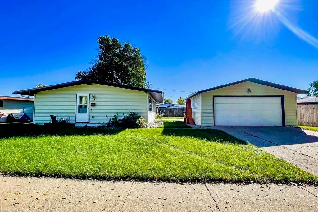 145 26th St SW, Minot, ND 58701