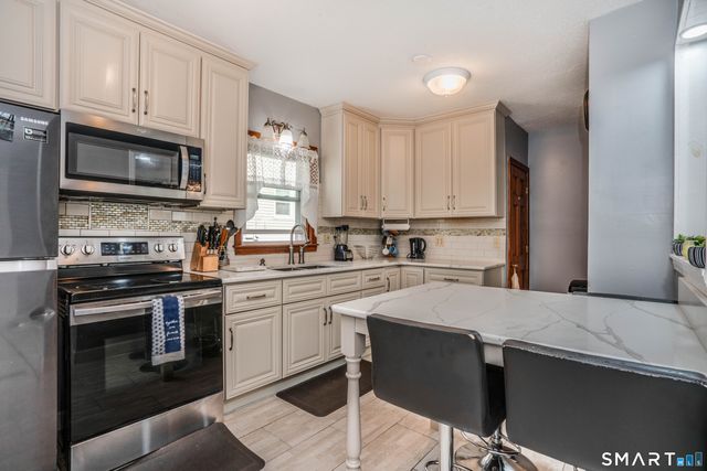 27 Rosemont Avenue, Windsor, CT 06095