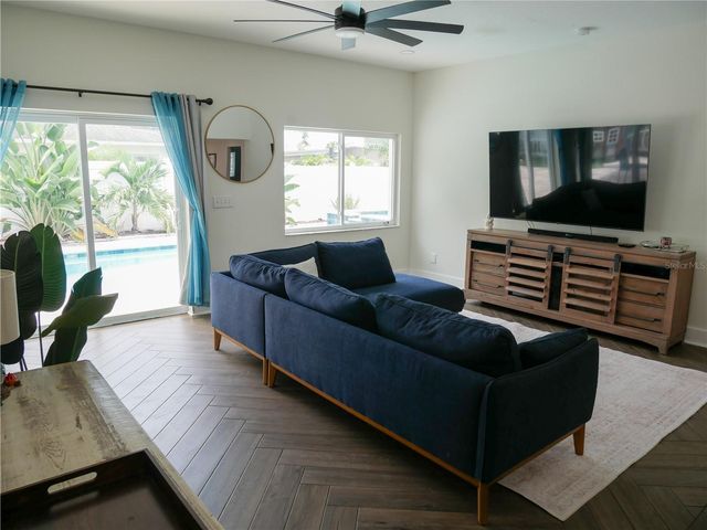 8280 32ND AVENUE N, St Petersburg, FL 33710