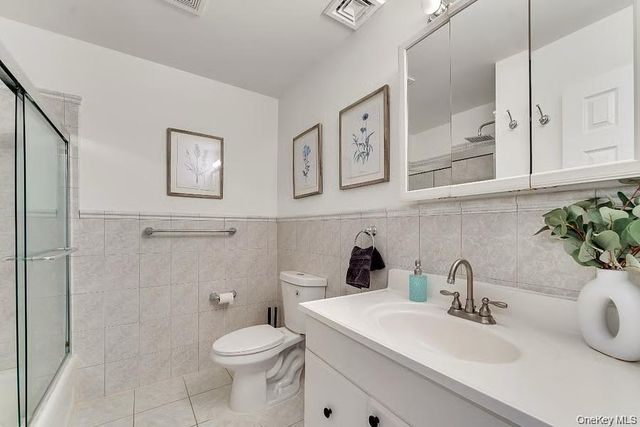 33 Potter Ln, Halesite, NY 11743