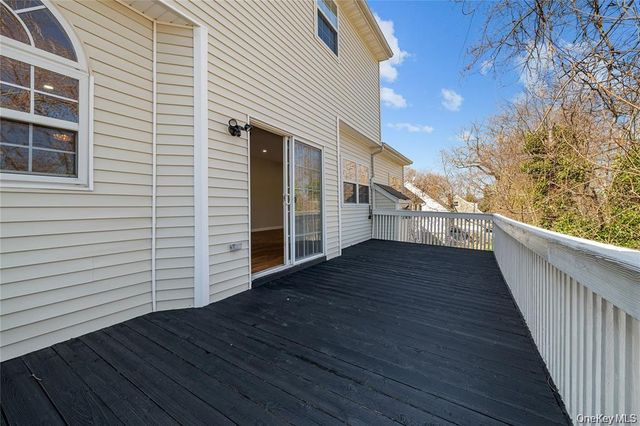 33 Potter Ln, Halesite, NY 11743