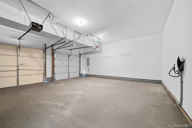33 Potter Ln, Halesite, NY 11743
