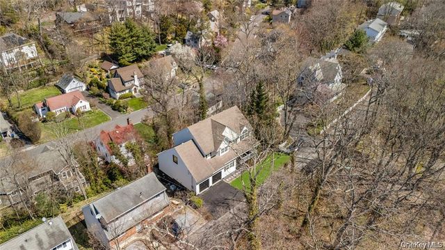 33 Potter Ln, Halesite, NY 11743