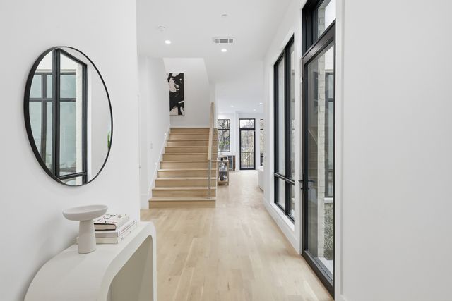 610 N Oak Cliff Boulevard 302, Dallas, TX 75208