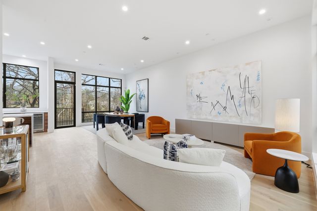 610 N Oak Cliff Boulevard 302, Dallas, TX 75208