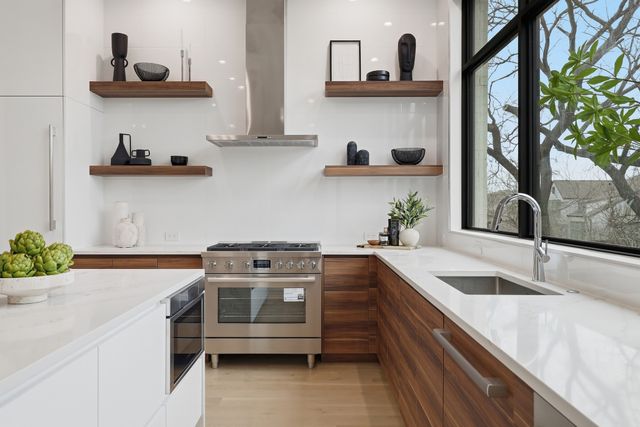 610 N Oak Cliff Boulevard 302, Dallas, TX 75208