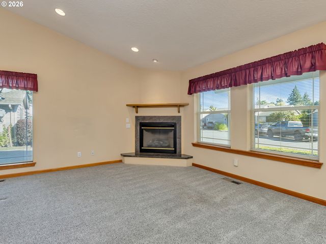 635 Ne BLAIR Ct, Salem, OR 97301