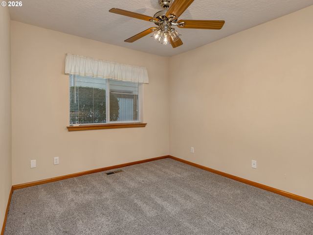 635 Ne BLAIR Ct, Salem, OR 97301