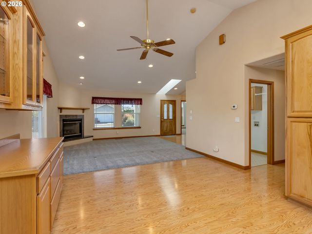 635 Ne BLAIR Ct, Salem, OR 97301