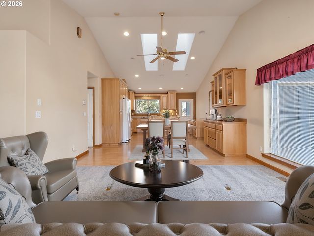 635 Ne BLAIR Ct, Salem, OR 97301