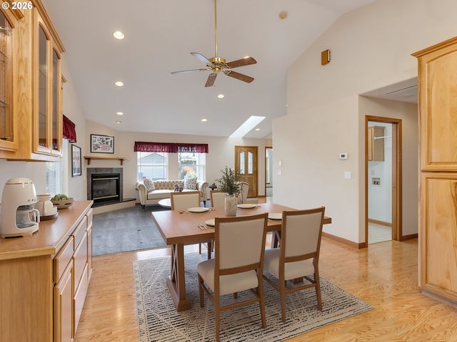 635 Ne BLAIR Ct, Salem, OR 97301