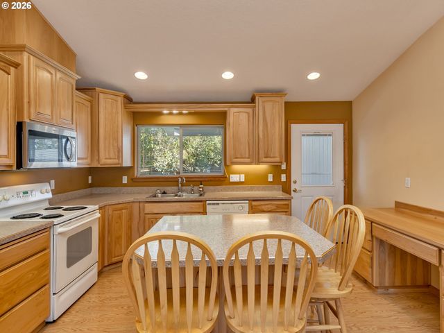 635 Ne BLAIR Ct, Salem, OR 97301