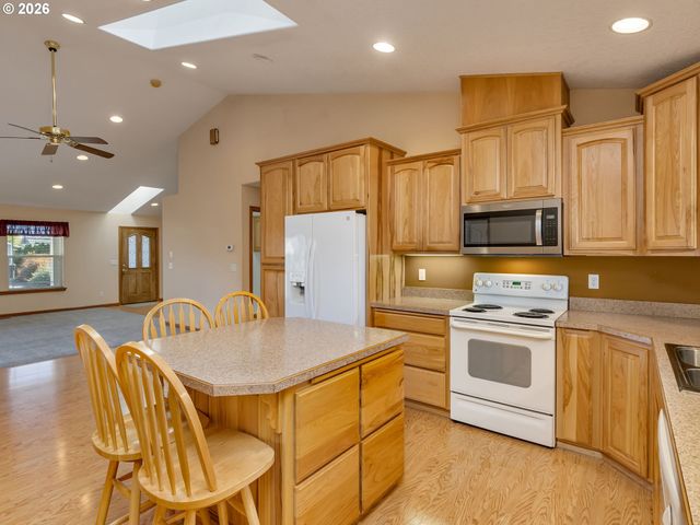 635 Ne BLAIR Ct, Salem, OR 97301