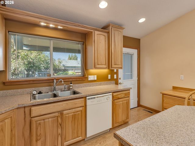 635 Ne BLAIR Ct, Salem, OR 97301