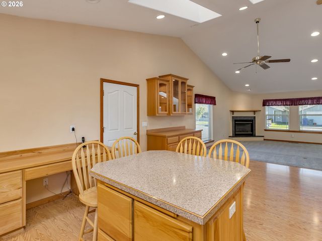 635 Ne BLAIR Ct, Salem, OR 97301