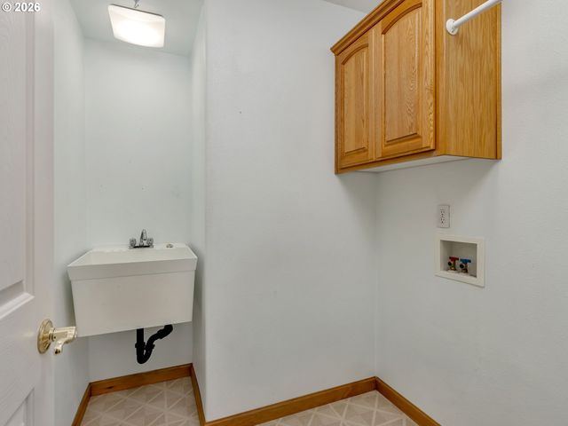 635 Ne BLAIR Ct, Salem, OR 97301