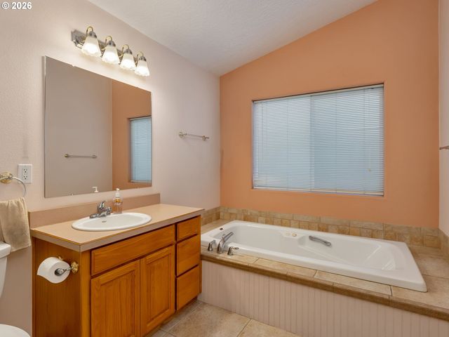 635 Ne BLAIR Ct, Salem, OR 97301