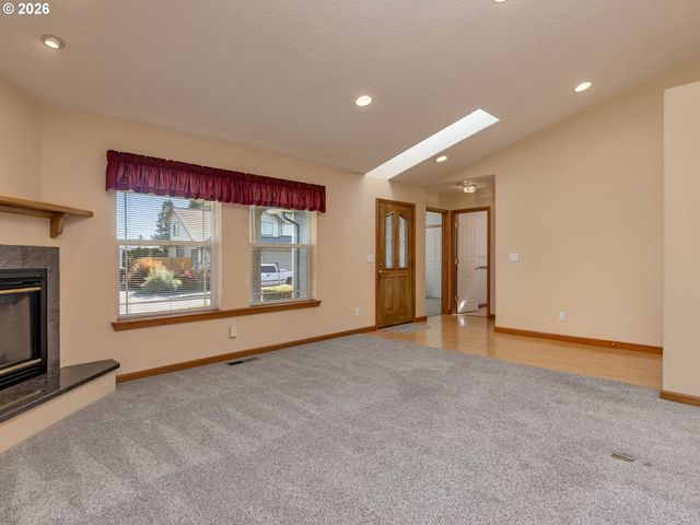 635 Ne BLAIR Ct, Salem, OR 97301