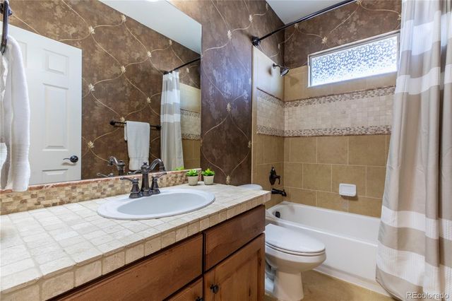 6988 S Riverwood Way, Aurora, CO 80016