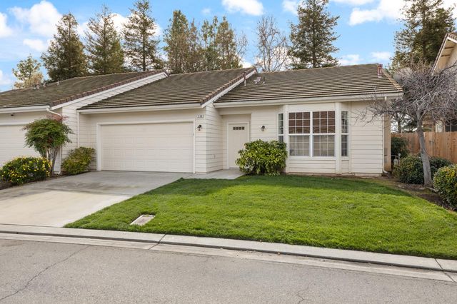 346 Village Drive, Dinuba, CA 93618