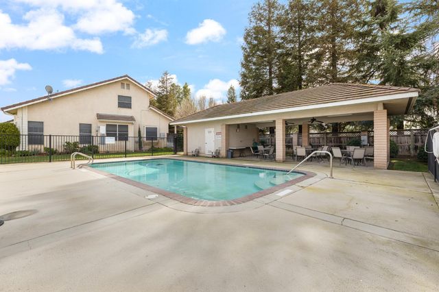 346 Village Drive, Dinuba, CA 93618