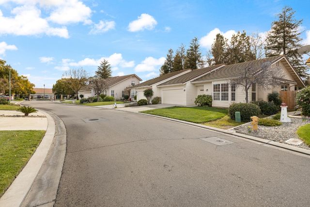 346 Village Drive, Dinuba, CA 93618