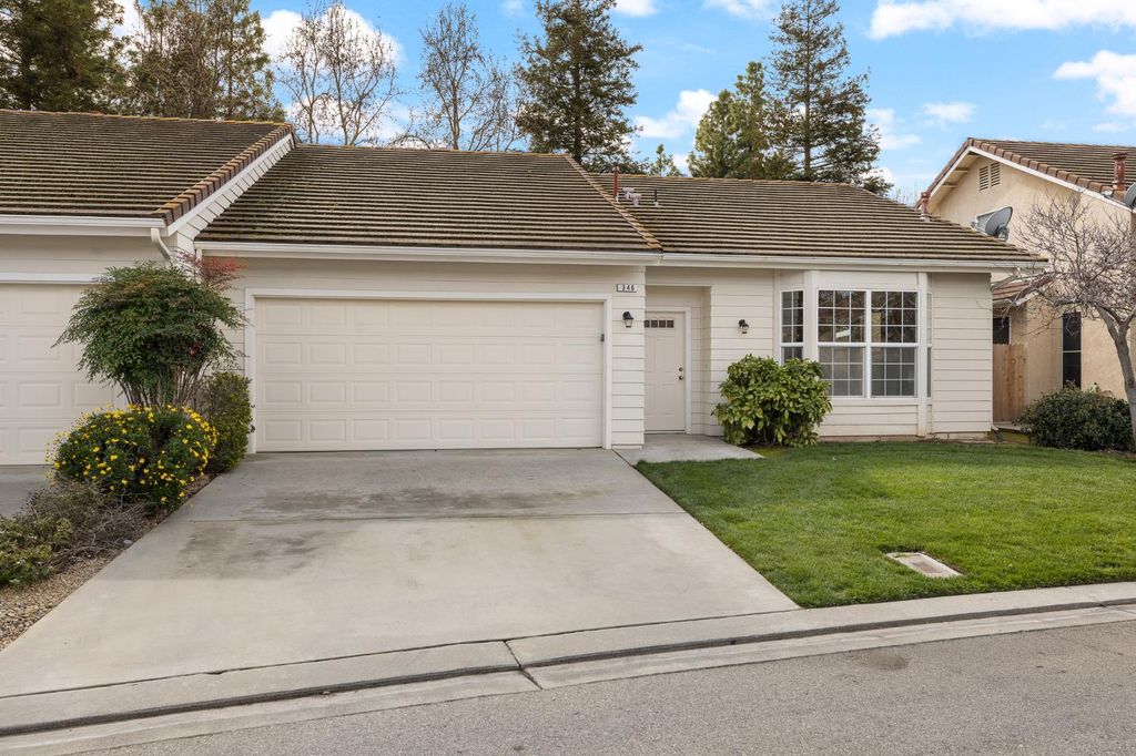 346 Village Drive, Dinuba, CA 93618