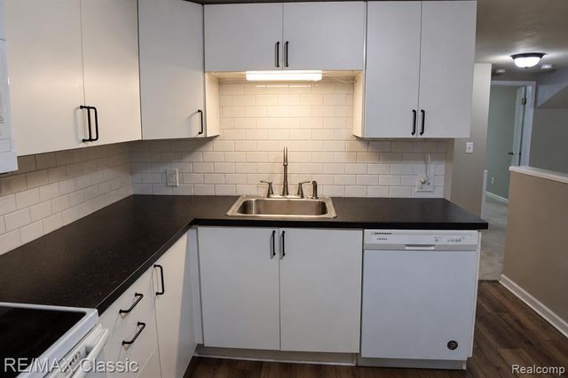 320 S Rochester Road, Clawson, MI 48017