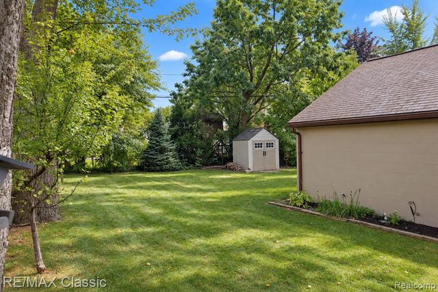 320 S Rochester Road, Clawson, MI 48017