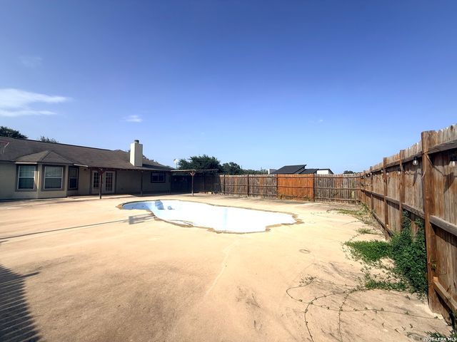 116 Palomino Trail, Natalia, TX 78059