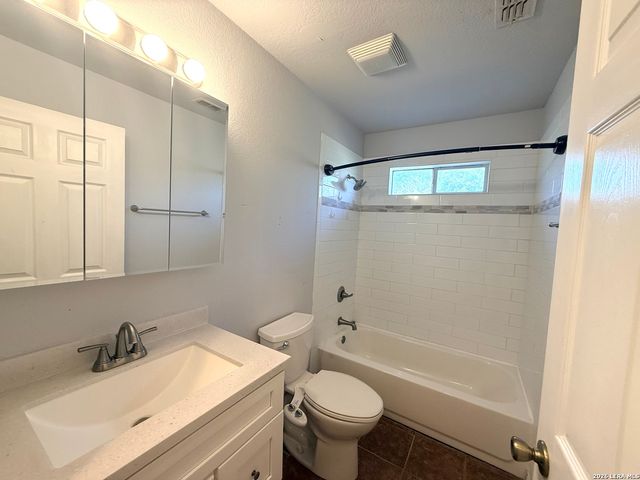 116 Palomino Trail, Natalia, TX 78059
