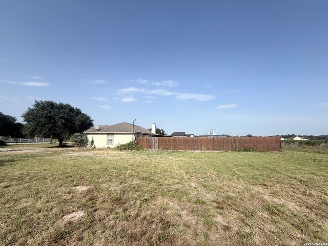 116 Palomino Trail, Natalia, TX 78059