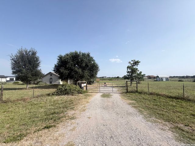 116 Palomino Trail, Natalia, TX 78059