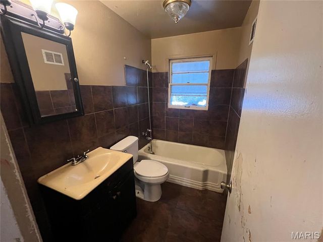 17 Lamar Drive, St Louis, MO 63136