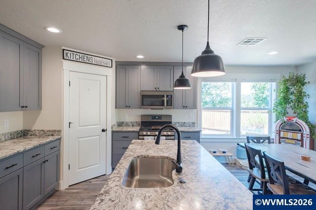 1443 45th Av, Sweet Home, OR 97386