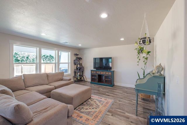 1443 45th Av, Sweet Home, OR 97386