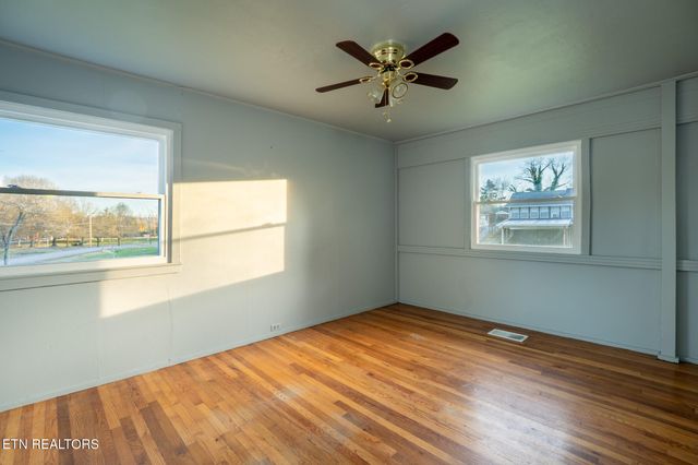 101 Taylor Rd, Oak Ridge, TN 37830