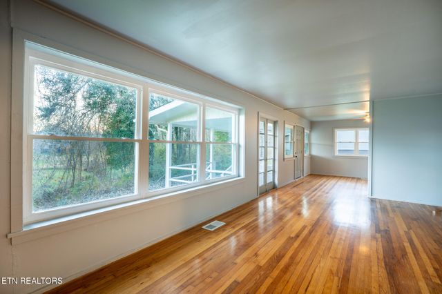 101 Taylor Rd, Oak Ridge, TN 37830