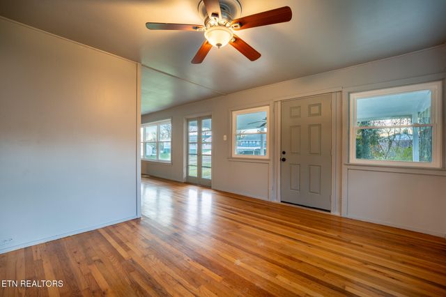 101 Taylor Rd, Oak Ridge, TN 37830