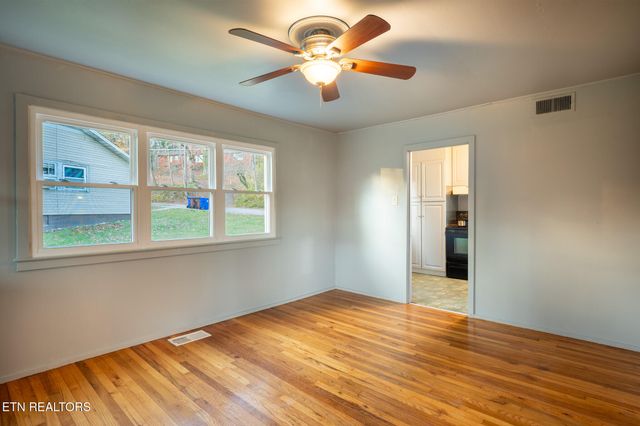 101 Taylor Rd, Oak Ridge, TN 37830