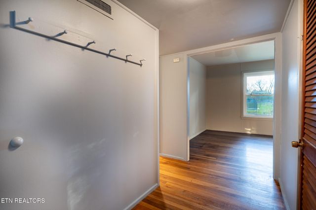 101 Taylor Rd, Oak Ridge, TN 37830