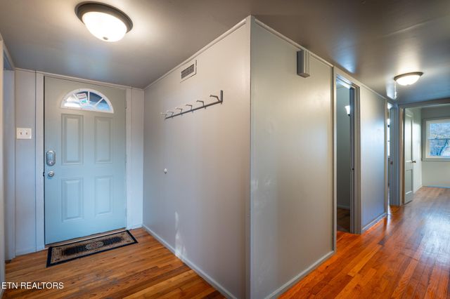 101 Taylor Rd, Oak Ridge, TN 37830