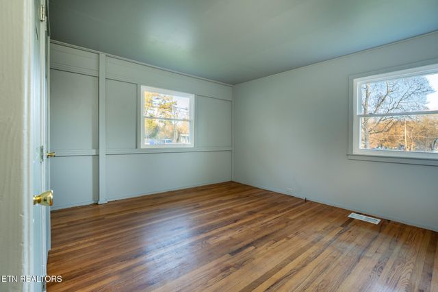 101 Taylor Rd, Oak Ridge, TN 37830