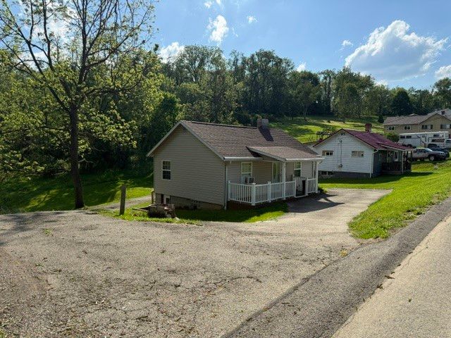 51 Hickory St, Ellsworth Boro, PA 15021