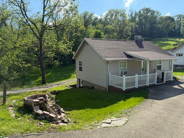 51 Hickory St, Ellsworth Boro, PA 15021