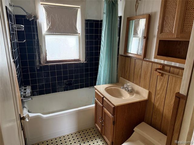 20048 Washtenaw Street, Harper Woods, MI 48225